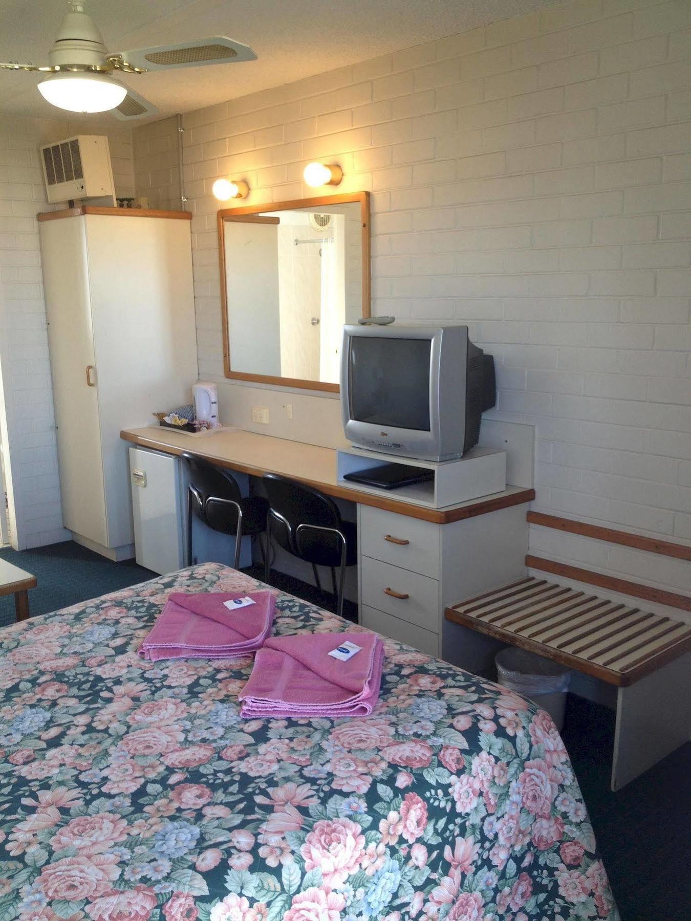 קווינביאן Crest Motor Inn מראה חיצוני תמונה